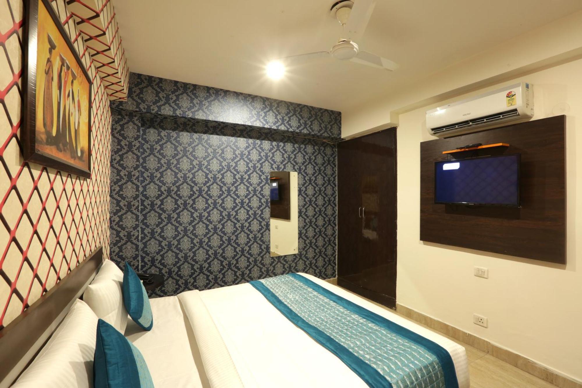 Hotel Sky Wood At Airport New Delhi Exterior photo