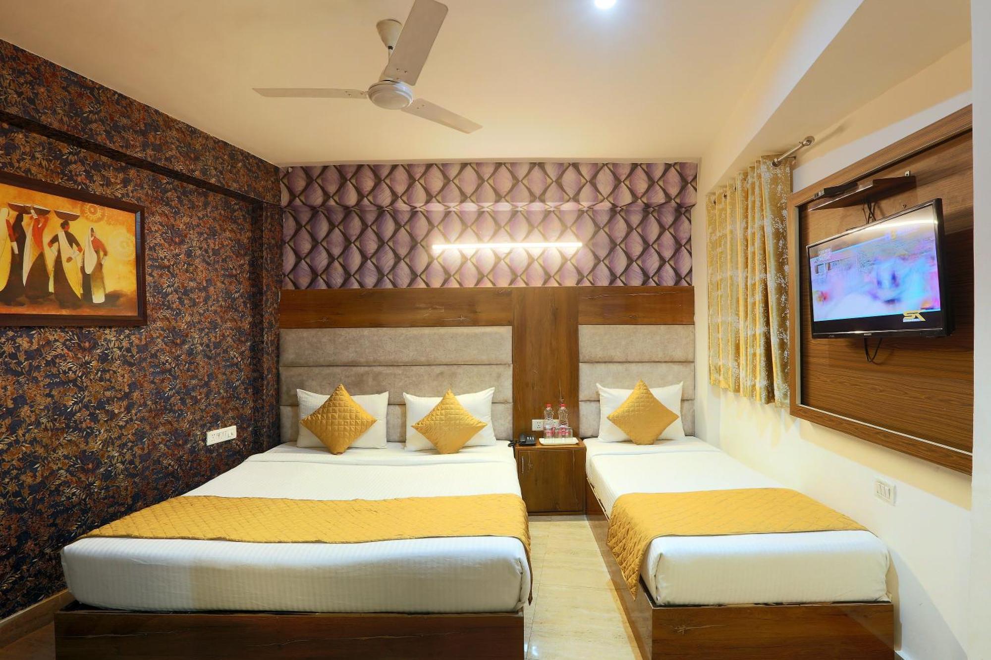 Hotel Sky Wood At Airport New Delhi Exterior photo